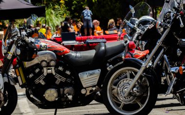 Nerja, İspanya - 10 Haziran 2018 insanlar ve motosiklet motosiklet ralli bir sahil İspanyol kasabasında