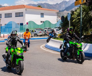 Nerja, İspanya - 10 Haziran 2018 insanlar ve motosiklet motosiklet ralli bir sahil İspanyol kasabasında