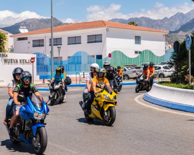 Nerja, İspanya - 10 Haziran 2018 insanlar ve motosiklet motosiklet ralli bir sahil İspanyol kasabasında