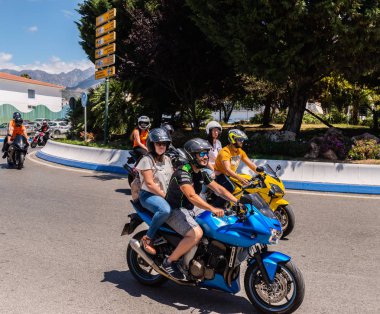 Nerja, İspanya - 10 Haziran 2018 insanlar ve motosiklet motosiklet ralli bir sahil İspanyol kasabasında