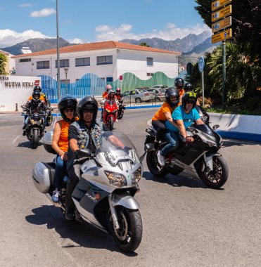 Nerja, İspanya - 10 Haziran 2018 insanlar ve motosiklet motosiklet ralli bir sahil İspanyol kasabasında