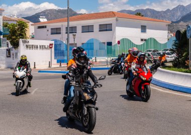 Nerja, İspanya - 10 Haziran 2018 insanlar ve motosiklet motosiklet ralli bir sahil İspanyol kasabasında