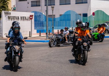 Nerja, İspanya - 10 Haziran 2018 insanlar ve motosiklet motosiklet ralli bir sahil İspanyol kasabasında