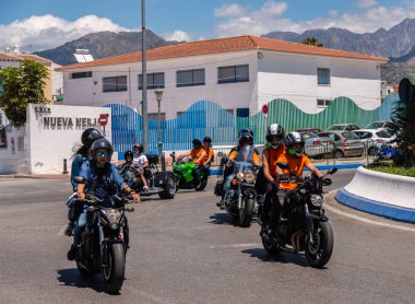 Nerja, İspanya - 10 Haziran 2018 insanlar ve motosiklet motosiklet ralli bir sahil İspanyol kasabasında