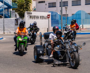 Nerja, İspanya - 10 Haziran 2018 insanlar ve motosiklet motosiklet ralli bir sahil İspanyol kasabasında