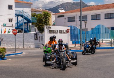 Nerja, İspanya - 10 Haziran 2018 insanlar ve motosiklet motosiklet ralli bir sahil İspanyol kasabasında
