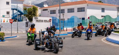 Nerja, İspanya - 10 Haziran 2018 insanlar ve motosiklet motosiklet ralli bir sahil İspanyol kasabasında
