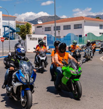 Nerja, İspanya - 10 Haziran 2018 insanlar ve motosiklet motosiklet ralli bir sahil İspanyol kasabasında