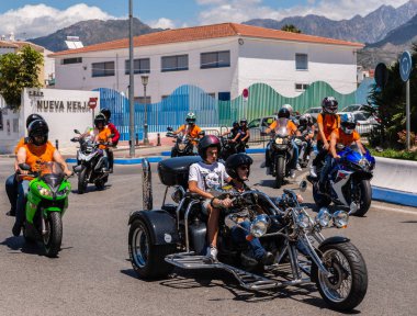 Nerja, İspanya - 10 Haziran 2018 insanlar ve motosiklet motosiklet ralli bir sahil İspanyol kasabasında