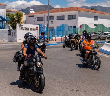 Nerja, İspanya - 10 Haziran 2018 insanlar ve motosiklet motosiklet ralli bir sahil İspanyol kasabasında