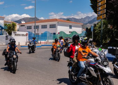 Nerja, İspanya - 10 Haziran 2018 insanlar ve motosiklet motosiklet ralli bir sahil İspanyol kasabasında