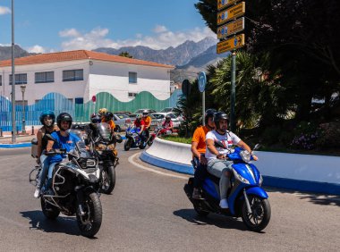 Nerja, İspanya - 10 Haziran 2018 insanlar ve motosiklet motosiklet ralli bir sahil İspanyol kasabasında