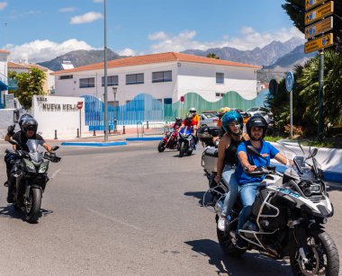 Nerja, İspanya - 10 Haziran 2018 insanlar ve motosiklet motosiklet ralli bir sahil İspanyol kasabasında