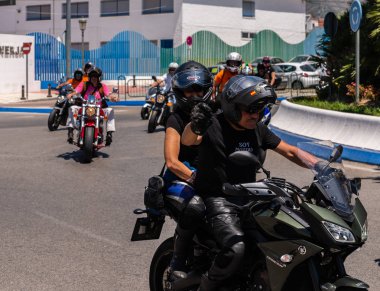Nerja, İspanya - 10 Haziran 2018 insanlar ve motosiklet motosiklet ralli bir sahil İspanyol kasabasında