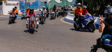 Nerja, İspanya - 10 Haziran 2018 insanlar ve motosiklet motosiklet ralli bir sahil İspanyol kasabasında