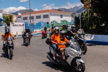 Nerja, İspanya - 10 Haziran 2018 insanlar ve motosiklet motosiklet ralli bir sahil İspanyol kasabasında