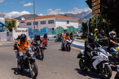 Nerja, İspanya - 10 Haziran 2018 insanlar ve motosiklet motosiklet ralli bir sahil İspanyol kasabasında