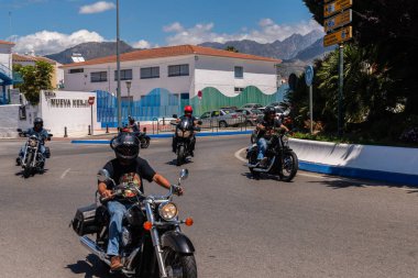 Nerja, İspanya - 10 Haziran 2018 insanlar ve motosiklet motosiklet ralli bir sahil İspanyol kasabasında