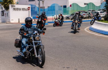 Nerja, İspanya - 10 Haziran 2018 insanlar ve motosiklet motosiklet ralli bir sahil İspanyol kasabasında