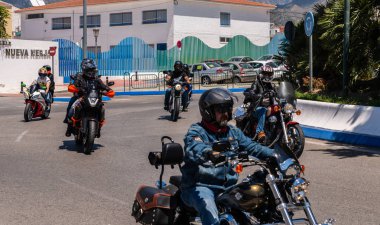 Nerja, İspanya - 10 Haziran 2018 insanlar ve motosiklet motosiklet ralli bir sahil İspanyol kasabasında