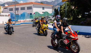 Nerja, İspanya - 10 Haziran 2018 insanlar ve motosiklet motosiklet ralli bir sahil İspanyol kasabasında