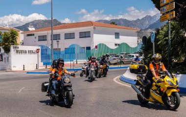 Nerja, İspanya - 10 Haziran 2018 insanlar ve motosiklet motosiklet ralli bir sahil İspanyol kasabasında