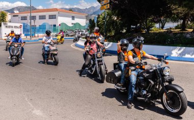 Nerja, İspanya - 10 Haziran 2018 insanlar ve motosiklet motosiklet ralli bir sahil İspanyol kasabasında
