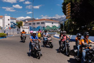 Nerja, İspanya - 10 Haziran 2018 insanlar ve motosiklet motosiklet ralli bir sahil İspanyol kasabasında