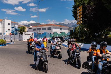 Nerja, İspanya - 10 Haziran 2018 insanlar ve motosiklet motosiklet ralli bir sahil İspanyol kasabasında