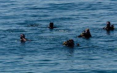 La Herradura, İspanya - 14 Haziran 2018 insanlar daldırma için hazırlanıyor ve keşfetmek sualtı dünyasını, aktif spor su