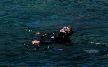 La Herradura, İspanya - 14 Haziran 2018 insanlar daldırma için hazırlanıyor ve keşfetmek sualtı dünyasını, aktif spor su