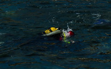 La Herradura, İspanya - 14 Haziran 2018 insanlar daldırma için hazırlanıyor ve keşfetmek sualtı dünyasını, aktif spor su