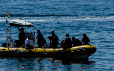 La Herradura, İspanya - 14 Haziran 2018 insanlar bir duba dalış ve sualtı dünyasını keşfetmek aktif spor hazırlanılıyor