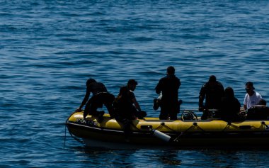 La Herradura, İspanya - 14 Haziran 2018 insanlar bir duba dalış ve sualtı dünyasını keşfetmek aktif spor hazırlanılıyor