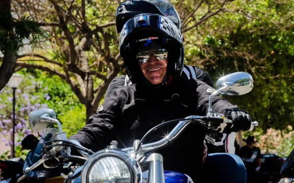 Nerja, İspanya - 10 Haziran 2018 insanlar ve motosiklet motosiklet ralli bir sahil İspanyol kasabasında