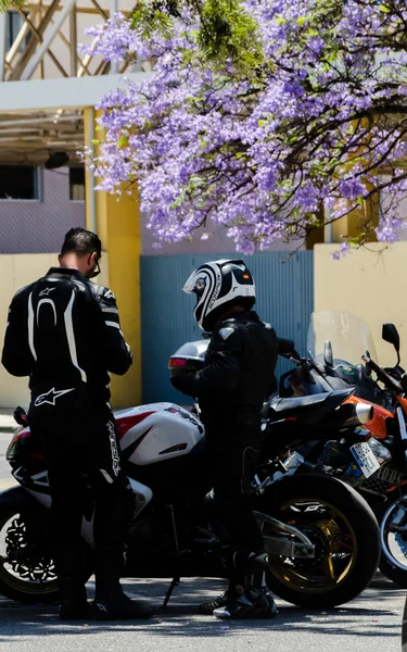 西班牙 Nerja 2018年6月10日在西班牙海滨小镇骑摩托车的人和自行车 — 图库照片