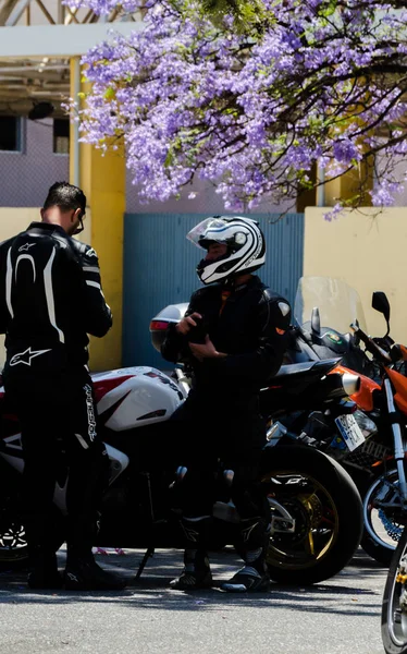 Nerja, İspanya - 10 Haziran 2018 insanlar ve motosiklet motosiklet ralli bir sahil İspanyol kasabasında