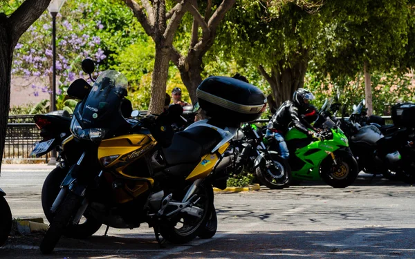 Nerja, İspanya - 10 Haziran 2018 insanlar ve motosiklet motosiklet ralli bir sahil İspanyol kasabasında