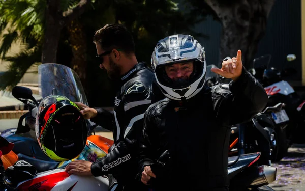 Nerja, İspanya - 10 Haziran 2018 insanlar ve motosiklet motosiklet ralli bir sahil İspanyol kasabasında
