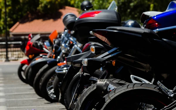 Nerja, İspanya - 10 Haziran 2018 insanlar ve motosiklet motosiklet ralli bir sahil İspanyol kasabasında