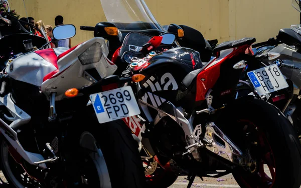 Nerja, İspanya - 10 Haziran 2018 insanlar ve motosiklet motosiklet ralli bir sahil İspanyol kasabasında
