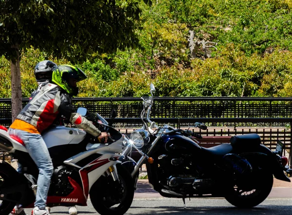 Nerja, İspanya - 10 Haziran 2018 insanlar ve motosiklet motosiklet ralli bir sahil İspanyol kasabasında