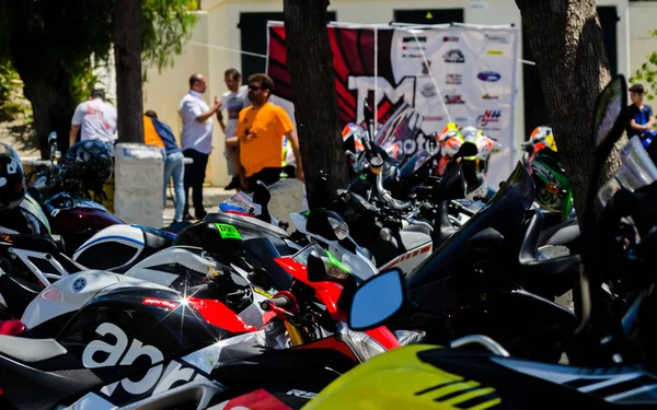 Nerja, İspanya - 10 Haziran 2018 insanlar ve motosiklet motosiklet ralli bir sahil İspanyol kasabasında