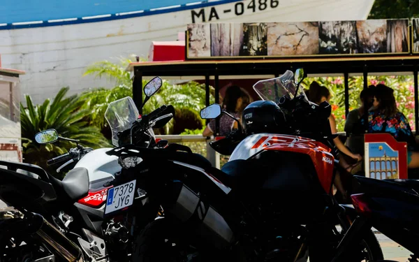 Nerja, İspanya - 10 Haziran 2018 insanlar ve motosiklet motosiklet ralli bir sahil İspanyol kasabasında