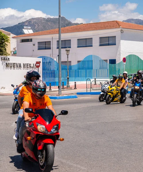 Nerja, İspanya - 10 Haziran 2018 insanlar ve motosiklet motosiklet ralli bir sahil İspanyol kasabasında