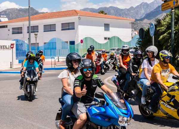 Nerja, İspanya - 10 Haziran 2018 insanlar ve motosiklet motosiklet ralli bir sahil İspanyol kasabasında