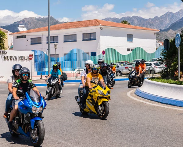 Nerja, İspanya - 10 Haziran 2018 insanlar ve motosiklet motosiklet ralli bir sahil İspanyol kasabasında
