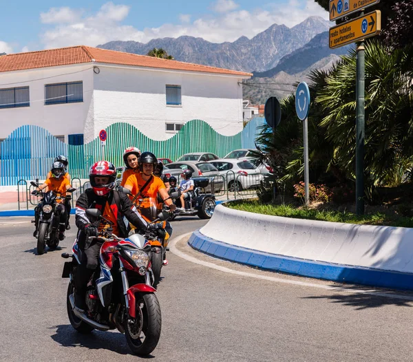 Nerja, İspanya - 10 Haziran 2018 insanlar ve motosiklet motosiklet ralli bir sahil İspanyol kasabasında