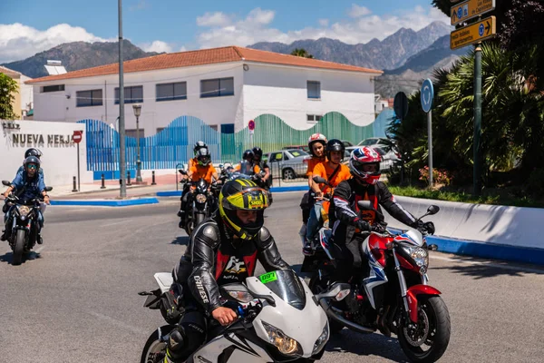 Nerja, İspanya - 10 Haziran 2018 insanlar ve motosiklet motosiklet ralli bir sahil İspanyol kasabasında
