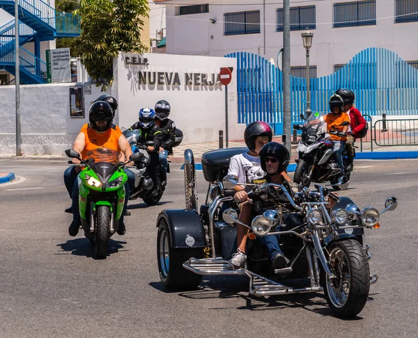 Nerja, İspanya - 10 Haziran 2018 insanlar ve motosiklet motosiklet ralli bir sahil İspanyol kasabasında